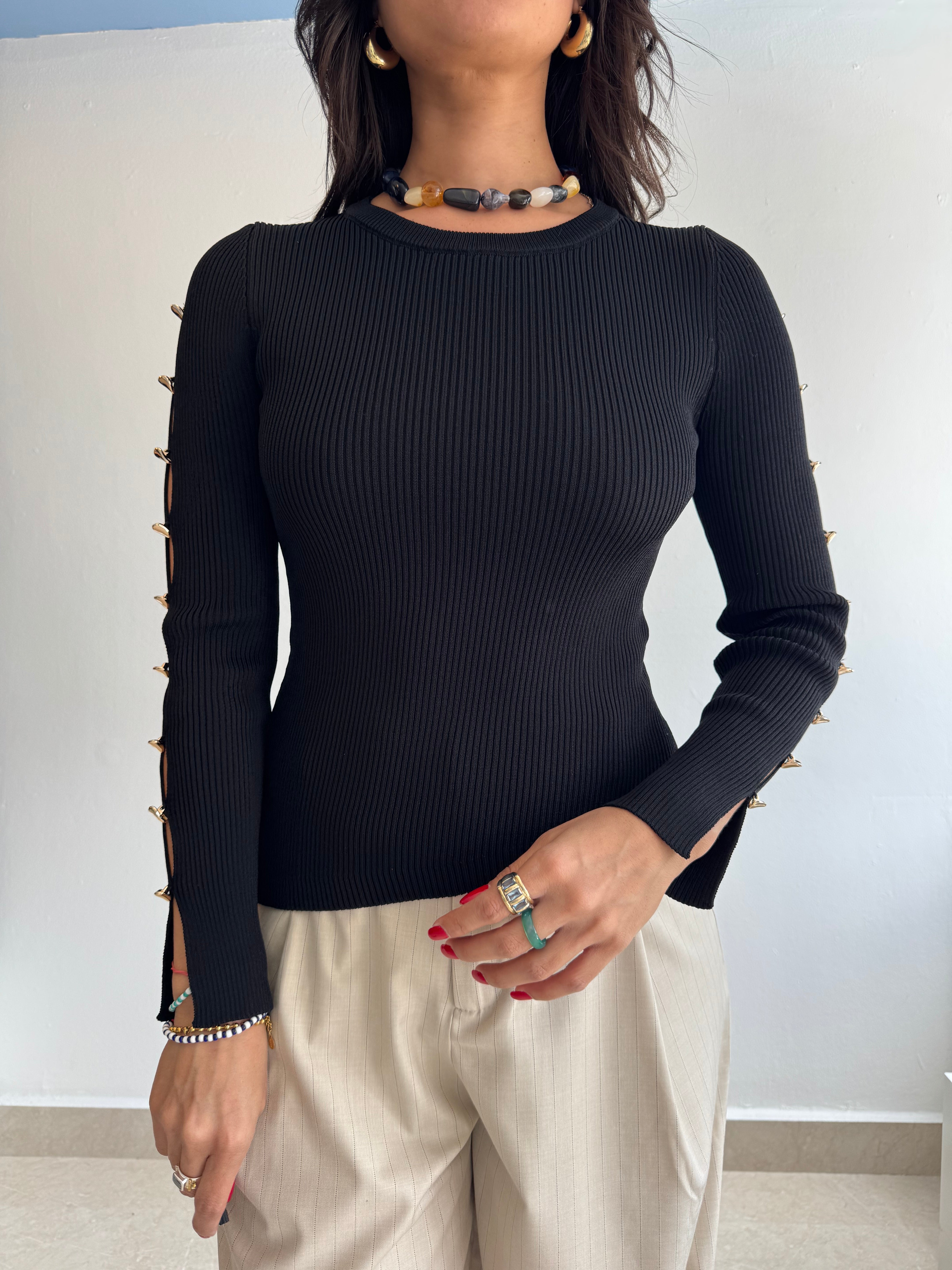BLACK SWEATER