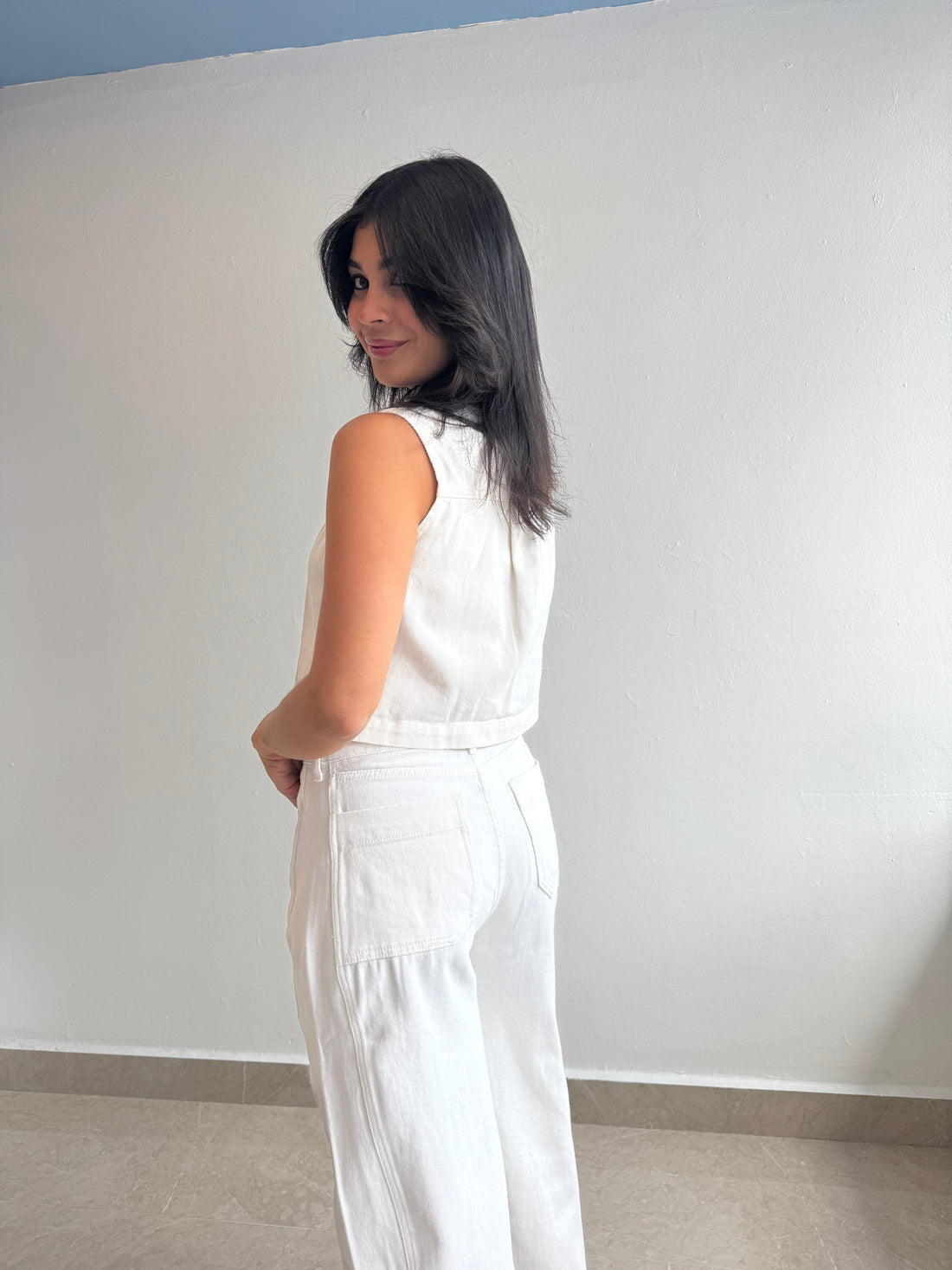 WHITE VEST